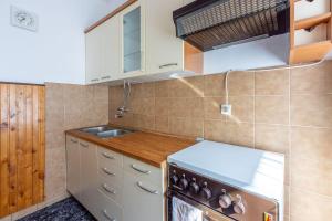 Rustikales Apartment nur 200 Meter zum Strand mit Meerblick, Privatparkplatz