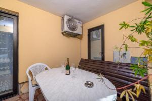 Hundefreundliches Apartment nur 450 Meter zum Strand mit Meerblick, Grill, Parkplatz