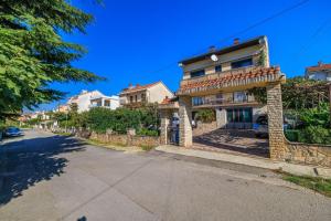 Hundefreundliches Apartment nur 450 Meter zum Strand mit Meerblick, Grill, Parkplatz