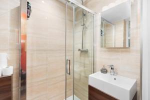 Unbeatable Location, Peaceful Cozy Flat