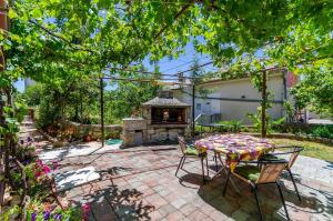 Vintage Apartment nur 490 Meter zum Strand mit Meerblick, Grillbereich, Klima