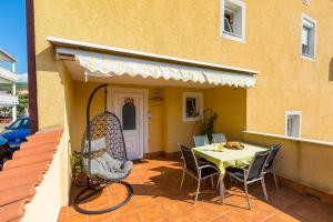 Besonderes Apartment nur 350 Meter zum Strand mit Meerblick, Babybett, Parkplatz