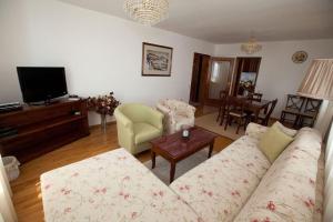 Rustikales Apartment nur 80 Meter zum Strand mit Meerblick, Waschmaschine, Klima