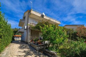 Idyllisches Apartment nur 300 Meter zum Strand mit Meerblick, Garten, Grill, Parkplatz