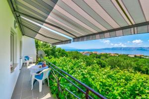 Hundefreundliches Apartment nur 500 Meter zum Strand mit Meerblick, Garten, Grill