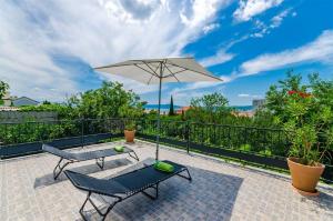 Mediterranes Apartment mit Meerblick, Parkplatz, Babybett, Garten