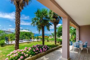 Mediterranes Apartment mit Meerblick, Parkplatz, Babybett, Garten