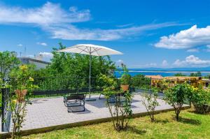 Mediterranes Apartment mit Meerblick, Parkplatz, Babybett, Garten