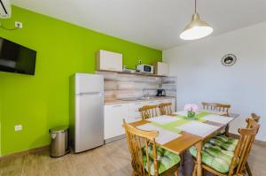 Mediterranes Apartment mit Meerblick, Parkplatz, Babybett, Garten
