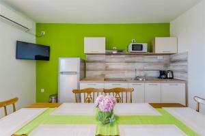 Mediterranes Apartment mit Meerblick, Parkplatz, Babybett, Garten