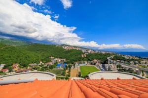 Dachgeschoss Apartment mit Meerblick, Privatparkplatz und Waschmaschine