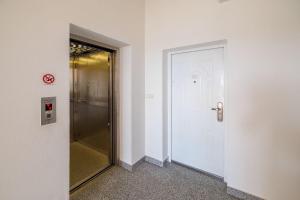 Dachgeschoss Apartment mit Meerblick, Privatparkplatz und Waschmaschine
