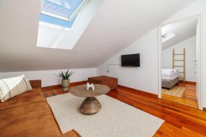 Dachgeschoss Apartment mit Meerblick, Privatparkplatz und Waschmaschine