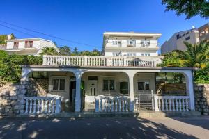 Idyllisches Studio-Apartment nur 50 Meter zum Strand mit Parkplatz, Meerblick