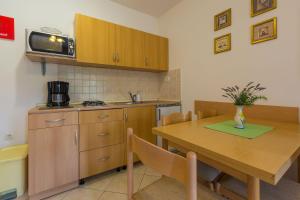 Mediterranes Apartment nur 70 Meter zum Strand mit Meerblick, Parkplatz, Grill