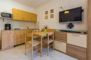 Mediterranes Apartment nur 70 Meter zum Strand mit Meerblick, Parkplatz, Grill