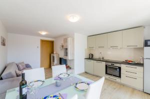 Helles Apartment nur 240 Meter zum Strand mit Meerblick, Grill, Privatparkplatz