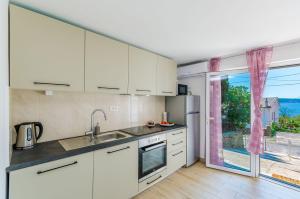 Helles Apartment nur 240 Meter zum Strand mit Meerblick, Grill, Privatparkplatz