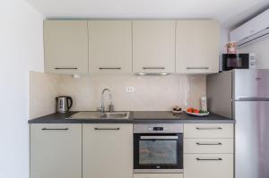 Helles Apartment nur 240 Meter zum Strand mit Meerblick, Grill, Privatparkplatz