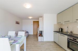 Helles Apartment nur 240 Meter zum Strand mit Meerblick, Grill, Privatparkplatz