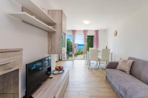 Helles Apartment nur 240 Meter zum Strand mit Meerblick, Grill, Privatparkplatz