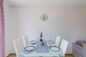Helles Apartment nur 240 Meter zum Strand mit Meerblick, Grill, Privatparkplatz