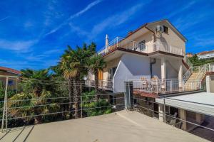 Hundefreundliches Apartment nur 260 Meter zum Strand mit Meerblick, Grill