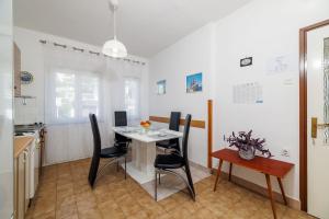 Hundefreundliches Apartment nur 260 Meter zum Strand mit Meerblick, Grill