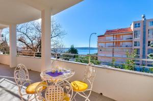 Modernes Apartment nur 430 Meter zum Sandstrand im beliebten Viertel Crni Mul