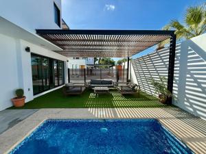 Central Spacious Home with Pool Perfect for Families and Groups