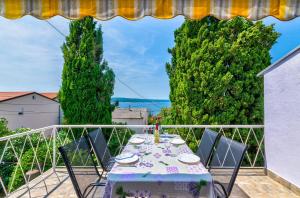 Bezauberndes Apartment nur 240 Meter zum Strand mit Meerblick, Grill, Klima