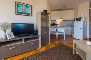 Romantisches Apartment nur 500 Meter zum Sandstrand mit Meerblick, Klima, WiFi