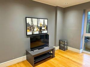 Spacious house in Hamilton with free parking & WiFi