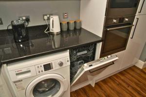 Spacious house in Hamilton with free parking & WiFi