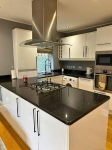 Spacious house in Hamilton with free parking & WiFi