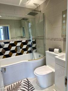 Spacious house in Hamilton with free parking & WiFi