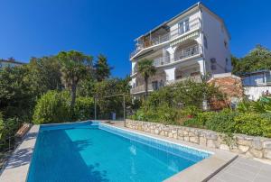 Hundefreundliches Studio-Apartment nur 80 Meter zum Strand mit Pool
