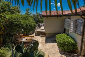 Beeindruckendes Ferienhaus nur 80 Meter zum Strand mit mediterranem Garten und Chillout-Bereich