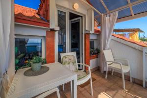 Dachgeschoss Apartment nur 450 Meter zum Sandstrand mit Meerblick und Klima