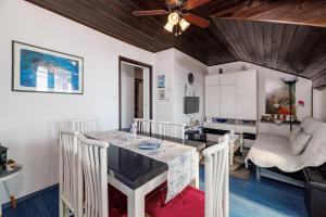 Dachgeschoss Apartment nur 450 Meter zum Sandstrand mit Meerblick und Klima