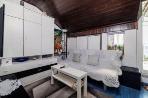 Dachgeschoss Apartment nur 450 Meter zum Sandstrand mit Meerblick und Klima