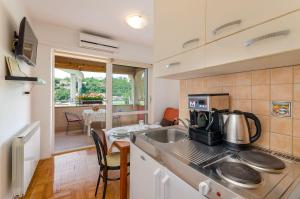 Liebevolles Apartment nur 500 Meter zum Strand mit Privatparkplatz, WiFi, Klima