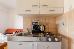 Liebevolles Apartment nur 500 Meter zum Strand mit Privatparkplatz, WiFi, Klima