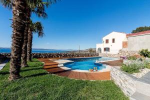 Bezauberndes Apartment mit Pool, Meerblick, Garage, Waschmaschine