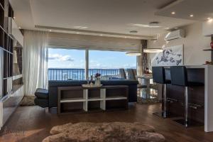 Bezauberndes Apartment mit Pool, Meerblick, Garage, Waschmaschine