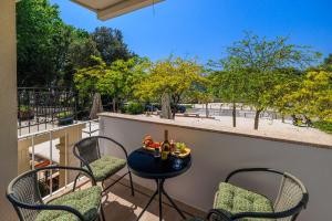 Traumhaftes Apartment direkt an der Strandpromenade mit vielen Palmen