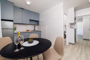 Traumhaftes Apartment direkt an der Strandpromenade mit vielen Palmen