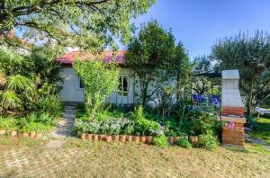 Charmantes Studio-Apartment mit Liegestühlen im mediterranem Garten