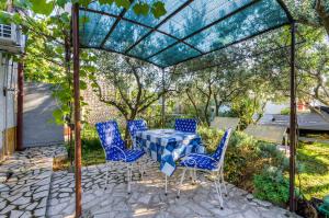 Charmantes Studio-Apartment mit Liegestühlen im mediterranem Garten