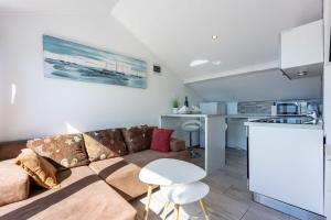 Modernes Studio-Apartment nur 100 Meter zum Strand mit traumhaften Meerblick